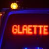Auf der A96 hat es am Donnerstagabend gegen 22:30 Uhr einen schweren Verkehrsunfall wegen Glätte gegeben. Nachdem dort bereits ein Auto in die Leitplanke geknallt war, erfasste ein weiteres Auto mehrere Menschen, die als Ersthelfer an der Unfallstelle waren. Einer davon wurde über lebensgefährlich verletzt.
Auto kommt durch Glätte von Fahrbahn abZunächst war laut Polizei auf der A96 ein Autofahrer, der in Richtung Lindau unterwegs war, zwischen Landsberg und Buchloe wegen Eisglätte von der Fahrbahn abgekommen. Er crashte beidseitig in die Leitplanke und blieb dann auf dem Standstreifen stehen. 
[video]https://www.youtube.com/watch?v=oKHOx5rGa_s[/video]Auto knallt in stehende Fahrzeuge und ErsthelferEinige Menschen, die als erste am Unfallort waren, stellten ihre Autos ebenfalls auf dem Standstreifen ab, um erste Hilfe zu leisten. Kurz darauf näherte sich jedoch ein weiteres Auto, dessen Fahrer an der selben Stelle, wie der zuvor verunfallte Wagen, die Kontrolle verlor. Er prallte zunächst gegen die am Standstreifen abgestellten Fahrzeuge und knallte dann in die Gruppe Ersthelfer. Über Leitplanke geschleudert, Knie verletzt und von Fahrzeugteilen getroffenEin 29-jähriger Ersthelfer wurde von dem Auto derart stark getroffen, dass er über die Leitplanke geschleudert wurde. Der 29-jährige Mann erlitt lebensgefährlichen Verletzungen. Ein anderer Ersthelfer, ein 19-Jähriger, wurde am Knie verletzt. Die anderen Helfer wurden durch umherfliegende Fahrzeugteile leicht verletzt. Der 29-Jährige kam sofort in ein Krankenhaus, indem er umgehend notoperiert wurde. Der 19-jährige Ersthelfer kam ebenfalls ins Krankenhaus. A96 in Richtung Lindau für zwei Stunden gesperrtFür die Zeit der Unfallaufnahme und  der Bergungsmaßnahmen war die A96 in Fahrtrichtung Lindau für ca. zwei Stunden voll gesperrt. Aufgrund der bestehenden Lebensgefahr des Verletzten war ein Gutachter an der Unfallstelle zugegen. Die Freiwilligen Feuerwehren Landsberg und Buchloe übernahmen die Bergungs- und Absperrarbeiten, auch die Autobahnmeisterei Mindelheim war im Einsatz. Die am Unfall beteiligten Fahrzeug mussten abgeschleppt werden, sie wurden durch die Staatsanwaltschaft Augsburg für weitere Ermittlungen sichergestellt.Unfall auf der A96 in Fahrtrichtung MünchenFür die Einsatzkräfte war in dieser Nacht auf der A96 viel zu tun. Denn nur knapp zehn Minuten vorher hatte es schon einen Unfall an fast der selben Stelle, aber in entgegengesetzter Richtung, gegeben:Unfall wegen Glatteis auf der A96 - Mehrere Autos beteiligt und mehrere Verletzte