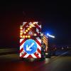 Auf der A96 hat es am Donnerstagabend gegen 22:30 Uhr einen schweren Verkehrsunfall wegen Glätte gegeben. Nachdem dort bereits ein Auto in die Leitplanke geknallt war, erfasste ein weiteres Auto mehrere Menschen, die als Ersthelfer an der Unfallstelle waren. Einer davon wurde über lebensgefährlich verletzt.
Auto kommt durch Glätte von Fahrbahn abZunächst war laut Polizei auf der A96 ein Autofahrer, der in Richtung Lindau unterwegs war, zwischen Landsberg und Buchloe wegen Eisglätte von der Fahrbahn abgekommen. Er crashte beidseitig in die Leitplanke und blieb dann auf dem Standstreifen stehen. 
[video]https://www.youtube.com/watch?v=oKHOx5rGa_s[/video]Auto knallt in stehende Fahrzeuge und ErsthelferEinige Menschen, die als erste am Unfallort waren, stellten ihre Autos ebenfalls auf dem Standstreifen ab, um erste Hilfe zu leisten. Kurz darauf näherte sich jedoch ein weiteres Auto, dessen Fahrer an der selben Stelle, wie der zuvor verunfallte Wagen, die Kontrolle verlor. Er prallte zunächst gegen die am Standstreifen abgestellten Fahrzeuge und knallte dann in die Gruppe Ersthelfer. Über Leitplanke geschleudert, Knie verletzt und von Fahrzeugteilen getroffenEin 29-jähriger Ersthelfer wurde von dem Auto derart stark getroffen, dass er über die Leitplanke geschleudert wurde. Der 29-jährige Mann erlitt lebensgefährlichen Verletzungen. Ein anderer Ersthelfer, ein 19-Jähriger, wurde am Knie verletzt. Die anderen Helfer wurden durch umherfliegende Fahrzeugteile leicht verletzt. Der 29-Jährige kam sofort in ein Krankenhaus, indem er umgehend notoperiert wurde. Der 19-jährige Ersthelfer kam ebenfalls ins Krankenhaus. A96 in Richtung Lindau für zwei Stunden gesperrtFür die Zeit der Unfallaufnahme und  der Bergungsmaßnahmen war die A96 in Fahrtrichtung Lindau für ca. zwei Stunden voll gesperrt. Aufgrund der bestehenden Lebensgefahr des Verletzten war ein Gutachter an der Unfallstelle zugegen. Die Freiwilligen Feuerwehren Landsberg und Buchloe übernahmen die Bergungs- und Absperrarbeiten, auch die Autobahnmeisterei Mindelheim war im Einsatz. Die am Unfall beteiligten Fahrzeug mussten abgeschleppt werden, sie wurden durch die Staatsanwaltschaft Augsburg für weitere Ermittlungen sichergestellt.Unfall auf der A96 in Fahrtrichtung MünchenFür die Einsatzkräfte war in dieser Nacht auf der A96 viel zu tun. Denn nur knapp zehn Minuten vorher hatte es schon einen Unfall an fast der selben Stelle, aber in entgegengesetzter Richtung, gegeben:Unfall wegen Glatteis auf der A96 - Mehrere Autos beteiligt und mehrere Verletzte