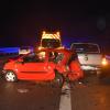 Auf der A96 hat es am Donnerstagabend gegen 22:30 Uhr einen schweren Verkehrsunfall wegen Glätte gegeben. Nachdem dort bereits ein Auto in die Leitplanke geknallt war, erfasste ein weiteres Auto mehrere Menschen, die als Ersthelfer an der Unfallstelle waren. Einer davon wurde über lebensgefährlich verletzt.
Auto kommt durch Glätte von Fahrbahn abZunächst war laut Polizei auf der A96 ein Autofahrer, der in Richtung Lindau unterwegs war, zwischen Landsberg und Buchloe wegen Eisglätte von der Fahrbahn abgekommen. Er crashte beidseitig in die Leitplanke und blieb dann auf dem Standstreifen stehen. 
[video]https://www.youtube.com/watch?v=oKHOx5rGa_s[/video]Auto knallt in stehende Fahrzeuge und ErsthelferEinige Menschen, die als erste am Unfallort waren, stellten ihre Autos ebenfalls auf dem Standstreifen ab, um erste Hilfe zu leisten. Kurz darauf näherte sich jedoch ein weiteres Auto, dessen Fahrer an der selben Stelle, wie der zuvor verunfallte Wagen, die Kontrolle verlor. Er prallte zunächst gegen die am Standstreifen abgestellten Fahrzeuge und knallte dann in die Gruppe Ersthelfer. Über Leitplanke geschleudert, Knie verletzt und von Fahrzeugteilen getroffenEin 29-jähriger Ersthelfer wurde von dem Auto derart stark getroffen, dass er über die Leitplanke geschleudert wurde. Der 29-jährige Mann erlitt lebensgefährlichen Verletzungen. Ein anderer Ersthelfer, ein 19-Jähriger, wurde am Knie verletzt. Die anderen Helfer wurden durch umherfliegende Fahrzeugteile leicht verletzt. Der 29-Jährige kam sofort in ein Krankenhaus, indem er umgehend notoperiert wurde. Der 19-jährige Ersthelfer kam ebenfalls ins Krankenhaus. A96 in Richtung Lindau für zwei Stunden gesperrtFür die Zeit der Unfallaufnahme und  der Bergungsmaßnahmen war die A96 in Fahrtrichtung Lindau für ca. zwei Stunden voll gesperrt. Aufgrund der bestehenden Lebensgefahr des Verletzten war ein Gutachter an der Unfallstelle zugegen. Die Freiwilligen Feuerwehren Landsberg und Buchloe übernahmen die Bergungs- und Absperrarbeiten, auch die Autobahnmeisterei Mindelheim war im Einsatz. Die am Unfall beteiligten Fahrzeug mussten abgeschleppt werden, sie wurden durch die Staatsanwaltschaft Augsburg für weitere Ermittlungen sichergestellt.Unfall auf der A96 in Fahrtrichtung MünchenFür die Einsatzkräfte war in dieser Nacht auf der A96 viel zu tun. Denn nur knapp zehn Minuten vorher hatte es schon einen Unfall an fast der selben Stelle, aber in entgegengesetzter Richtung, gegeben:Unfall wegen Glatteis auf der A96 - Mehrere Autos beteiligt und mehrere Verletzte