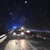 Auf der A96 hat es am Donnerstagabend gegen 22:30 Uhr einen schweren Verkehrsunfall wegen Glätte gegeben. Nachdem dort bereits ein Auto in die Leitplanke geknallt war, erfasste ein weiteres Auto mehrere Menschen, die als Ersthelfer an der Unfallstelle waren. Einer davon wurde über lebensgefährlich verletzt.
Auto kommt durch Glätte von Fahrbahn abZunächst war laut Polizei auf der A96 ein Autofahrer, der in Richtung Lindau unterwegs war, zwischen Landsberg und Buchloe wegen Eisglätte von der Fahrbahn abgekommen. Er crashte beidseitig in die Leitplanke und blieb dann auf dem Standstreifen stehen. 
[video]https://www.youtube.com/watch?v=oKHOx5rGa_s[/video]Auto knallt in stehende Fahrzeuge und ErsthelferEinige Menschen, die als erste am Unfallort waren, stellten ihre Autos ebenfalls auf dem Standstreifen ab, um erste Hilfe zu leisten. Kurz darauf näherte sich jedoch ein weiteres Auto, dessen Fahrer an der selben Stelle, wie der zuvor verunfallte Wagen, die Kontrolle verlor. Er prallte zunächst gegen die am Standstreifen abgestellten Fahrzeuge und knallte dann in die Gruppe Ersthelfer. Über Leitplanke geschleudert, Knie verletzt und von Fahrzeugteilen getroffenEin 29-jähriger Ersthelfer wurde von dem Auto derart stark getroffen, dass er über die Leitplanke geschleudert wurde. Der 29-jährige Mann erlitt lebensgefährlichen Verletzungen. Ein anderer Ersthelfer, ein 19-Jähriger, wurde am Knie verletzt. Die anderen Helfer wurden durch umherfliegende Fahrzeugteile leicht verletzt. Der 29-Jährige kam sofort in ein Krankenhaus, indem er umgehend notoperiert wurde. Der 19-jährige Ersthelfer kam ebenfalls ins Krankenhaus. A96 in Richtung Lindau für zwei Stunden gesperrtFür die Zeit der Unfallaufnahme und  der Bergungsmaßnahmen war die A96 in Fahrtrichtung Lindau für ca. zwei Stunden voll gesperrt. Aufgrund der bestehenden Lebensgefahr des Verletzten war ein Gutachter an der Unfallstelle zugegen. Die Freiwilligen Feuerwehren Landsberg und Buchloe übernahmen die Bergungs- und Absperrarbeiten, auch die Autobahnmeisterei Mindelheim war im Einsatz. Die am Unfall beteiligten Fahrzeug mussten abgeschleppt werden, sie wurden durch die Staatsanwaltschaft Augsburg für weitere Ermittlungen sichergestellt.Unfall auf der A96 in Fahrtrichtung MünchenFür die Einsatzkräfte war in dieser Nacht auf der A96 viel zu tun. Denn nur knapp zehn Minuten vorher hatte es schon einen Unfall an fast der selben Stelle, aber in entgegengesetzter Richtung, gegeben:Unfall wegen Glatteis auf der A96 - Mehrere Autos beteiligt und mehrere Verletzte