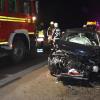 Auf der A96 hat es am Donnerstagabend gegen 22:30 Uhr einen schweren Verkehrsunfall wegen Glätte gegeben. Nachdem dort bereits ein Auto in die Leitplanke geknallt war, erfasste ein weiteres Auto mehrere Menschen, die als Ersthelfer an der Unfallstelle waren. Einer davon wurde über lebensgefährlich verletzt.
Auto kommt durch Glätte von Fahrbahn abZunächst war laut Polizei auf der A96 ein Autofahrer, der in Richtung Lindau unterwegs war, zwischen Landsberg und Buchloe wegen Eisglätte von der Fahrbahn abgekommen. Er crashte beidseitig in die Leitplanke und blieb dann auf dem Standstreifen stehen. 
[video]https://www.youtube.com/watch?v=oKHOx5rGa_s[/video]Auto knallt in stehende Fahrzeuge und ErsthelferEinige Menschen, die als erste am Unfallort waren, stellten ihre Autos ebenfalls auf dem Standstreifen ab, um erste Hilfe zu leisten. Kurz darauf näherte sich jedoch ein weiteres Auto, dessen Fahrer an der selben Stelle, wie der zuvor verunfallte Wagen, die Kontrolle verlor. Er prallte zunächst gegen die am Standstreifen abgestellten Fahrzeuge und knallte dann in die Gruppe Ersthelfer. Über Leitplanke geschleudert, Knie verletzt und von Fahrzeugteilen getroffenEin 29-jähriger Ersthelfer wurde von dem Auto derart stark getroffen, dass er über die Leitplanke geschleudert wurde. Der 29-jährige Mann erlitt lebensgefährlichen Verletzungen. Ein anderer Ersthelfer, ein 19-Jähriger, wurde am Knie verletzt. Die anderen Helfer wurden durch umherfliegende Fahrzeugteile leicht verletzt. Der 29-Jährige kam sofort in ein Krankenhaus, indem er umgehend notoperiert wurde. Der 19-jährige Ersthelfer kam ebenfalls ins Krankenhaus. A96 in Richtung Lindau für zwei Stunden gesperrtFür die Zeit der Unfallaufnahme und  der Bergungsmaßnahmen war die A96 in Fahrtrichtung Lindau für ca. zwei Stunden voll gesperrt. Aufgrund der bestehenden Lebensgefahr des Verletzten war ein Gutachter an der Unfallstelle zugegen. Die Freiwilligen Feuerwehren Landsberg und Buchloe übernahmen die Bergungs- und Absperrarbeiten, auch die Autobahnmeisterei Mindelheim war im Einsatz. Die am Unfall beteiligten Fahrzeug mussten abgeschleppt werden, sie wurden durch die Staatsanwaltschaft Augsburg für weitere Ermittlungen sichergestellt.Unfall auf der A96 in Fahrtrichtung MünchenFür die Einsatzkräfte war in dieser Nacht auf der A96 viel zu tun. Denn nur knapp zehn Minuten vorher hatte es schon einen Unfall an fast der selben Stelle, aber in entgegengesetzter Richtung, gegeben:Unfall wegen Glatteis auf der A96 - Mehrere Autos beteiligt und mehrere Verletzte