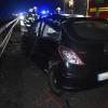 Auf der A96 hat es am Donnerstagabend gegen 22:30 Uhr einen schweren Verkehrsunfall wegen Glätte gegeben. Nachdem dort bereits ein Auto in die Leitplanke geknallt war, erfasste ein weiteres Auto mehrere Menschen, die als Ersthelfer an der Unfallstelle waren. Einer davon wurde über lebensgefährlich verletzt.
Auto kommt durch Glätte von Fahrbahn abZunächst war laut Polizei auf der A96 ein Autofahrer, der in Richtung Lindau unterwegs war, zwischen Landsberg und Buchloe wegen Eisglätte von der Fahrbahn abgekommen. Er crashte beidseitig in die Leitplanke und blieb dann auf dem Standstreifen stehen. 
[video]https://www.youtube.com/watch?v=oKHOx5rGa_s[/video]Auto knallt in stehende Fahrzeuge und ErsthelferEinige Menschen, die als erste am Unfallort waren, stellten ihre Autos ebenfalls auf dem Standstreifen ab, um erste Hilfe zu leisten. Kurz darauf näherte sich jedoch ein weiteres Auto, dessen Fahrer an der selben Stelle, wie der zuvor verunfallte Wagen, die Kontrolle verlor. Er prallte zunächst gegen die am Standstreifen abgestellten Fahrzeuge und knallte dann in die Gruppe Ersthelfer. Über Leitplanke geschleudert, Knie verletzt und von Fahrzeugteilen getroffenEin 29-jähriger Ersthelfer wurde von dem Auto derart stark getroffen, dass er über die Leitplanke geschleudert wurde. Der 29-jährige Mann erlitt lebensgefährlichen Verletzungen. Ein anderer Ersthelfer, ein 19-Jähriger, wurde am Knie verletzt. Die anderen Helfer wurden durch umherfliegende Fahrzeugteile leicht verletzt. Der 29-Jährige kam sofort in ein Krankenhaus, indem er umgehend notoperiert wurde. Der 19-jährige Ersthelfer kam ebenfalls ins Krankenhaus. A96 in Richtung Lindau für zwei Stunden gesperrtFür die Zeit der Unfallaufnahme und  der Bergungsmaßnahmen war die A96 in Fahrtrichtung Lindau für ca. zwei Stunden voll gesperrt. Aufgrund der bestehenden Lebensgefahr des Verletzten war ein Gutachter an der Unfallstelle zugegen. Die Freiwilligen Feuerwehren Landsberg und Buchloe übernahmen die Bergungs- und Absperrarbeiten, auch die Autobahnmeisterei Mindelheim war im Einsatz. Die am Unfall beteiligten Fahrzeug mussten abgeschleppt werden, sie wurden durch die Staatsanwaltschaft Augsburg für weitere Ermittlungen sichergestellt.Unfall auf der A96 in Fahrtrichtung MünchenFür die Einsatzkräfte war in dieser Nacht auf der A96 viel zu tun. Denn nur knapp zehn Minuten vorher hatte es schon einen Unfall an fast der selben Stelle, aber in entgegengesetzter Richtung, gegeben:Unfall wegen Glatteis auf der A96 - Mehrere Autos beteiligt und mehrere Verletzte
