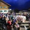 Bei idealen Bedingungen startete am Freitagabend der diesjährige Nachtumzug in Schöllang. Zahlreiche Besucher bestaunten die 30 Gruppen und kreativ dekorierten Wagen.