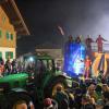 Bei idealen Bedingungen startete am Freitagabend der diesjährige Nachtumzug in Schöllang. Zahlreiche Besucher bestaunten die 30 Gruppen und kreativ dekorierten Wagen.
