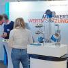 Zum siebten Mal fand am Samstag, 11. Februar 2023 die Messe "Freiraum" in der Memminger Stadthalle statt. Die Messe "Freiraum" steht für Job, Bildung und Gründung. Über 60 regionale Arbeitgeber und Bildungsinstitute informieren und beraten mit ihren Experten über Job und Karrieremöglichkeiten. 
"Jobwall" mit StellenangebotenFür Suchende nach einem passenden Arbeitsplatz standen die Bundesagentur für Arbeit und die Interessenvertretung 50+ zur Verfügung. Es gab außerdem eine "Jobwall", die einen Überblick über die aktuellen Stellenangebote geboten hat, und dabei die Möglichkeit, sich direkt bei den ausstellenden Firmen vor Ort zu bewerben. Auch bot sich ein Vortragsprogramm an, bei dem Referenten über Themen wie Fachkräftemangel, Wandel in Zeiten der Digitalisierung und berufliche Neuorientierung berieten.