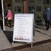 Zum siebten Mal fand am Samstag, 11. Februar 2023 die Messe "Freiraum" in der Memminger Stadthalle statt. Die Messe "Freiraum" steht für Job, Bildung und Gründung. Über 60 regionale Arbeitgeber und Bildungsinstitute informieren und beraten mit ihren Experten über Job und Karrieremöglichkeiten. 
"Jobwall" mit StellenangebotenFür Suchende nach einem passenden Arbeitsplatz standen die Bundesagentur für Arbeit und die Interessenvertretung 50+ zur Verfügung. Es gab außerdem eine "Jobwall", die einen Überblick über die aktuellen Stellenangebote geboten hat, und dabei die Möglichkeit, sich direkt bei den ausstellenden Firmen vor Ort zu bewerben. Auch bot sich ein Vortragsprogramm an, bei dem Referenten über Themen wie Fachkräftemangel, Wandel in Zeiten der Digitalisierung und berufliche Neuorientierung berieten.