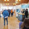 Zum siebten Mal fand am Samstag, 11. Februar 2023 die Messe "Freiraum" in der Memminger Stadthalle statt. Die Messe "Freiraum" steht für Job, Bildung und Gründung. Über 60 regionale Arbeitgeber und Bildungsinstitute informieren und beraten mit ihren Experten über Job und Karrieremöglichkeiten. 
"Jobwall" mit StellenangebotenFür Suchende nach einem passenden Arbeitsplatz standen die Bundesagentur für Arbeit und die Interessenvertretung 50+ zur Verfügung. Es gab außerdem eine "Jobwall", die einen Überblick über die aktuellen Stellenangebote geboten hat, und dabei die Möglichkeit, sich direkt bei den ausstellenden Firmen vor Ort zu bewerben. Auch bot sich ein Vortragsprogramm an, bei dem Referenten über Themen wie Fachkräftemangel, Wandel in Zeiten der Digitalisierung und berufliche Neuorientierung berieten.