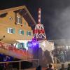 Bei idealen Bedingungen startete am Freitagabend der diesjährige Nachtumzug in Schöllang. Zahlreiche Besucher bestaunten die 30 Gruppen und kreativ dekorierten Wagen.