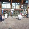 Zum siebten Mal fand am Samstag, 11. Februar 2023 die Messe "Freiraum" in der Memminger Stadthalle statt. Die Messe "Freiraum" steht für Job, Bildung und Gründung. Über 60 regionale Arbeitgeber und Bildungsinstitute informieren und beraten mit ihren Experten über Job und Karrieremöglichkeiten. 
"Jobwall" mit StellenangebotenFür Suchende nach einem passenden Arbeitsplatz standen die Bundesagentur für Arbeit und die Interessenvertretung 50+ zur Verfügung. Es gab außerdem eine "Jobwall", die einen Überblick über die aktuellen Stellenangebote geboten hat, und dabei die Möglichkeit, sich direkt bei den ausstellenden Firmen vor Ort zu bewerben. Auch bot sich ein Vortragsprogramm an, bei dem Referenten über Themen wie Fachkräftemangel, Wandel in Zeiten der Digitalisierung und berufliche Neuorientierung berieten.