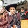 Nach vier Jahren Pause gab es am Samstag den 6. Günzer Karnevalszug. Bei fast frühlingshaftem Wetter zogen 350 Teilnehmer - von Kindergartenkindern bis hin zu den Wilden 70-ern - mit liebevoll gestalteten Kostümen und Wagen die Dorfstraße lang. Das Kinderprinzenpaar Paula I. und Timo I. haben von ihrer Burg aus den fast 4.000 Zuschauern zugewinkt. Für die musikalische Unterstützung im Zug sorgten die Westerheimer Musikanten und die Laub'ner Blasmusik.
 
Fotos: Thomas Weigert
 
 
 
