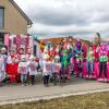 Nach vier Jahren Pause gab es am Samstag den 6. Günzer Karnevalszug. Bei fast frühlingshaftem Wetter zogen 350 Teilnehmer - von Kindergartenkindern bis hin zu den Wilden 70-ern - mit liebevoll gestalteten Kostümen und Wagen die Dorfstraße lang. Das Kinderprinzenpaar Paula I. und Timo I. haben von ihrer Burg aus den fast 4.000 Zuschauern zugewinkt. Für die musikalische Unterstützung im Zug sorgten die Westerheimer Musikanten und die Laub'ner Blasmusik.
 
Fotos: Thomas Weigert
 
 
 