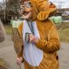 Nach vier Jahren Pause gab es am Samstag den 6. Günzer Karnevalszug. Bei fast frühlingshaftem Wetter zogen 350 Teilnehmer - von Kindergartenkindern bis hin zu den Wilden 70-ern - mit liebevoll gestalteten Kostümen und Wagen die Dorfstraße lang. Das Kinderprinzenpaar Paula I. und Timo I. haben von ihrer Burg aus den fast 4.000 Zuschauern zugewinkt. Für die musikalische Unterstützung im Zug sorgten die Westerheimer Musikanten und die Laub'ner Blasmusik.
 
Fotos: Thomas Weigert
 
 
 