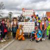 Nach vier Jahren Pause gab es am Samstag den 6. Günzer Karnevalszug. Bei fast frühlingshaftem Wetter zogen 350 Teilnehmer - von Kindergartenkindern bis hin zu den Wilden 70-ern - mit liebevoll gestalteten Kostümen und Wagen die Dorfstraße lang. Das Kinderprinzenpaar Paula I. und Timo I. haben von ihrer Burg aus den fast 4.000 Zuschauern zugewinkt. Für die musikalische Unterstützung im Zug sorgten die Westerheimer Musikanten und die Laub'ner Blasmusik.
 
Fotos: Thomas Weigert
 
 
 