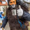 Nach vier Jahren Pause gab es am Samstag den 6. Günzer Karnevalszug. Bei fast frühlingshaftem Wetter zogen 350 Teilnehmer - von Kindergartenkindern bis hin zu den Wilden 70-ern - mit liebevoll gestalteten Kostümen und Wagen die Dorfstraße lang. Das Kinderprinzenpaar Paula I. und Timo I. haben von ihrer Burg aus den fast 4.000 Zuschauern zugewinkt. Für die musikalische Unterstützung im Zug sorgten die Westerheimer Musikanten und die Laub'ner Blasmusik.
 
Fotos: Thomas Weigert
 
 
 