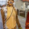 Nach vier Jahren Pause gab es am Samstag den 6. Günzer Karnevalszug. Bei fast frühlingshaftem Wetter zogen 350 Teilnehmer - von Kindergartenkindern bis hin zu den Wilden 70-ern - mit liebevoll gestalteten Kostümen und Wagen die Dorfstraße lang. Das Kinderprinzenpaar Paula I. und Timo I. haben von ihrer Burg aus den fast 4.000 Zuschauern zugewinkt. Für die musikalische Unterstützung im Zug sorgten die Westerheimer Musikanten und die Laub'ner Blasmusik.
 
Fotos: Thomas Weigert
 
 
 