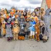 Nach vier Jahren Pause gab es am Samstag den 6. Günzer Karnevalszug. Bei fast frühlingshaftem Wetter zogen 350 Teilnehmer - von Kindergartenkindern bis hin zu den Wilden 70-ern - mit liebevoll gestalteten Kostümen und Wagen die Dorfstraße lang. Das Kinderprinzenpaar Paula I. und Timo I. haben von ihrer Burg aus den fast 4.000 Zuschauern zugewinkt. Für die musikalische Unterstützung im Zug sorgten die Westerheimer Musikanten und die Laub'ner Blasmusik.
 
Fotos: Thomas Weigert
 
 
 
