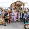 Nach vier Jahren Pause gab es am Samstag den 6. Günzer Karnevalszug. Bei fast frühlingshaftem Wetter zogen 350 Teilnehmer - von Kindergartenkindern bis hin zu den Wilden 70-ern - mit liebevoll gestalteten Kostümen und Wagen die Dorfstraße lang. Das Kinderprinzenpaar Paula I. und Timo I. haben von ihrer Burg aus den fast 4.000 Zuschauern zugewinkt. Für die musikalische Unterstützung im Zug sorgten die Westerheimer Musikanten und die Laub'ner Blasmusik.
 
Fotos: Thomas Weigert
 
 
 