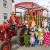 Nach vier Jahren Pause gab es am Samstag den 6. Günzer Karnevalszug. Bei fast frühlingshaftem Wetter zogen 350 Teilnehmer - von Kindergartenkindern bis hin zu den Wilden 70-ern - mit liebevoll gestalteten Kostümen und Wagen die Dorfstraße lang. Das Kinderprinzenpaar Paula I. und Timo I. haben von ihrer Burg aus den fast 4.000 Zuschauern zugewinkt. Für die musikalische Unterstützung im Zug sorgten die Westerheimer Musikanten und die Laub'ner Blasmusik.
 
Fotos: Thomas Weigert
 
 
 