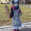 Nach vier Jahren Pause gab es am Samstag den 6. Günzer Karnevalszug. Bei fast frühlingshaftem Wetter zogen 350 Teilnehmer - von Kindergartenkindern bis hin zu den Wilden 70-ern - mit liebevoll gestalteten Kostümen und Wagen die Dorfstraße lang. Das Kinderprinzenpaar Paula I. und Timo I. haben von ihrer Burg aus den fast 4.000 Zuschauern zugewinkt. Für die musikalische Unterstützung im Zug sorgten die Westerheimer Musikanten und die Laub'ner Blasmusik.
 
Fotos: Thomas Weigert
 
 
 