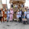 Nach vier Jahren Pause gab es am Samstag den 6. Günzer Karnevalszug. Bei fast frühlingshaftem Wetter zogen 350 Teilnehmer - von Kindergartenkindern bis hin zu den Wilden 70-ern - mit liebevoll gestalteten Kostümen und Wagen die Dorfstraße lang. Das Kinderprinzenpaar Paula I. und Timo I. haben von ihrer Burg aus den fast 4.000 Zuschauern zugewinkt. Für die musikalische Unterstützung im Zug sorgten die Westerheimer Musikanten und die Laub'ner Blasmusik.
 
Fotos: Thomas Weigert
 
 
 