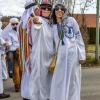 Nach vier Jahren Pause gab es am Samstag den 6. Günzer Karnevalszug. Bei fast frühlingshaftem Wetter zogen 350 Teilnehmer - von Kindergartenkindern bis hin zu den Wilden 70-ern - mit liebevoll gestalteten Kostümen und Wagen die Dorfstraße lang. Das Kinderprinzenpaar Paula I. und Timo I. haben von ihrer Burg aus den fast 4.000 Zuschauern zugewinkt. Für die musikalische Unterstützung im Zug sorgten die Westerheimer Musikanten und die Laub'ner Blasmusik.
 
Fotos: Thomas Weigert
 
 
 