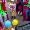 Nach vier Jahren Pause gab es am Samstag den 6. Günzer Karnevalszug. Bei fast frühlingshaftem Wetter zogen 350 Teilnehmer - von Kindergartenkindern bis hin zu den Wilden 70-ern - mit liebevoll gestalteten Kostümen und Wagen die Dorfstraße lang. Das Kinderprinzenpaar Paula I. und Timo I. haben von ihrer Burg aus den fast 4.000 Zuschauern zugewinkt. Für die musikalische Unterstützung im Zug sorgten die Westerheimer Musikanten und die Laub'ner Blasmusik.
 
Fotos: Thomas Weigert
 
 
 