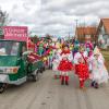 Nach vier Jahren Pause gab es am Samstag den 6. Günzer Karnevalszug. Bei fast frühlingshaftem Wetter zogen 350 Teilnehmer - von Kindergartenkindern bis hin zu den Wilden 70-ern - mit liebevoll gestalteten Kostümen und Wagen die Dorfstraße lang. Das Kinderprinzenpaar Paula I. und Timo I. haben von ihrer Burg aus den fast 4.000 Zuschauern zugewinkt. Für die musikalische Unterstützung im Zug sorgten die Westerheimer Musikanten und die Laub'ner Blasmusik.
 
Fotos: Thomas Weigert
 
 
 