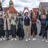 Nach vier Jahren Pause gab es am Samstag den 6. Günzer Karnevalszug. Bei fast frühlingshaftem Wetter zogen 350 Teilnehmer - von Kindergartenkindern bis hin zu den Wilden 70-ern - mit liebevoll gestalteten Kostümen und Wagen die Dorfstraße lang. Das Kinderprinzenpaar Paula I. und Timo I. haben von ihrer Burg aus den fast 4.000 Zuschauern zugewinkt. Für die musikalische Unterstützung im Zug sorgten die Westerheimer Musikanten und die Laub'ner Blasmusik.
 
Fotos: Thomas Weigert
 
 
 