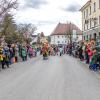 Nach vier Jahren Pause gab es am Samstag den 6. Günzer Karnevalszug. Bei fast frühlingshaftem Wetter zogen 350 Teilnehmer - von Kindergartenkindern bis hin zu den Wilden 70-ern - mit liebevoll gestalteten Kostümen und Wagen die Dorfstraße lang. Das Kinderprinzenpaar Paula I. und Timo I. haben von ihrer Burg aus den fast 4.000 Zuschauern zugewinkt. Für die musikalische Unterstützung im Zug sorgten die Westerheimer Musikanten und die Laub'ner Blasmusik.
 
Fotos: Thomas Weigert
 
 
 