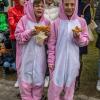 Nach vier Jahren Pause gab es am Samstag den 6. Günzer Karnevalszug. Bei fast frühlingshaftem Wetter zogen 350 Teilnehmer - von Kindergartenkindern bis hin zu den Wilden 70-ern - mit liebevoll gestalteten Kostümen und Wagen die Dorfstraße lang. Das Kinderprinzenpaar Paula I. und Timo I. haben von ihrer Burg aus den fast 4.000 Zuschauern zugewinkt. Für die musikalische Unterstützung im Zug sorgten die Westerheimer Musikanten und die Laub'ner Blasmusik.
 
Fotos: Thomas Weigert
 
 
 