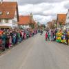 Nach vier Jahren Pause gab es am Samstag den 6. Günzer Karnevalszug. Bei fast frühlingshaftem Wetter zogen 350 Teilnehmer - von Kindergartenkindern bis hin zu den Wilden 70-ern - mit liebevoll gestalteten Kostümen und Wagen die Dorfstraße lang. Das Kinderprinzenpaar Paula I. und Timo I. haben von ihrer Burg aus den fast 4.000 Zuschauern zugewinkt. Für die musikalische Unterstützung im Zug sorgten die Westerheimer Musikanten und die Laub'ner Blasmusik.
 
Fotos: Thomas Weigert
 
 
 
