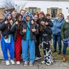 Nach vier Jahren Pause gab es am Samstag den 6. Günzer Karnevalszug. Bei fast frühlingshaftem Wetter zogen 350 Teilnehmer - von Kindergartenkindern bis hin zu den Wilden 70-ern - mit liebevoll gestalteten Kostümen und Wagen die Dorfstraße lang. Das Kinderprinzenpaar Paula I. und Timo I. haben von ihrer Burg aus den fast 4.000 Zuschauern zugewinkt. Für die musikalische Unterstützung im Zug sorgten die Westerheimer Musikanten und die Laub'ner Blasmusik.
 
Fotos: Thomas Weigert
 
 
 
