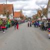 Nach vier Jahren Pause gab es am Samstag den 6. Günzer Karnevalszug. Bei fast frühlingshaftem Wetter zogen 350 Teilnehmer - von Kindergartenkindern bis hin zu den Wilden 70-ern - mit liebevoll gestalteten Kostümen und Wagen die Dorfstraße lang. Das Kinderprinzenpaar Paula I. und Timo I. haben von ihrer Burg aus den fast 4.000 Zuschauern zugewinkt. Für die musikalische Unterstützung im Zug sorgten die Westerheimer Musikanten und die Laub'ner Blasmusik.
 
Fotos: Thomas Weigert
 
 
 