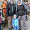 Nach vier Jahren Pause gab es am Samstag den 6. Günzer Karnevalszug. Bei fast frühlingshaftem Wetter zogen 350 Teilnehmer - von Kindergartenkindern bis hin zu den Wilden 70-ern - mit liebevoll gestalteten Kostümen und Wagen die Dorfstraße lang. Das Kinderprinzenpaar Paula I. und Timo I. haben von ihrer Burg aus den fast 4.000 Zuschauern zugewinkt. Für die musikalische Unterstützung im Zug sorgten die Westerheimer Musikanten und die Laub'ner Blasmusik.
 
Fotos: Thomas Weigert
 
 
 