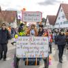 Nach vier Jahren Pause gab es am Samstag den 6. Günzer Karnevalszug. Bei fast frühlingshaftem Wetter zogen 350 Teilnehmer - von Kindergartenkindern bis hin zu den Wilden 70-ern - mit liebevoll gestalteten Kostümen und Wagen die Dorfstraße lang. Das Kinderprinzenpaar Paula I. und Timo I. haben von ihrer Burg aus den fast 4.000 Zuschauern zugewinkt. Für die musikalische Unterstützung im Zug sorgten die Westerheimer Musikanten und die Laub'ner Blasmusik.
 
Fotos: Thomas Weigert
 
 
 