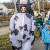 Nach vier Jahren Pause gab es am Samstag den 6. Günzer Karnevalszug. Bei fast frühlingshaftem Wetter zogen 350 Teilnehmer - von Kindergartenkindern bis hin zu den Wilden 70-ern - mit liebevoll gestalteten Kostümen und Wagen die Dorfstraße lang. Das Kinderprinzenpaar Paula I. und Timo I. haben von ihrer Burg aus den fast 4.000 Zuschauern zugewinkt. Für die musikalische Unterstützung im Zug sorgten die Westerheimer Musikanten und die Laub'ner Blasmusik.
 
Fotos: Thomas Weigert
 
 
 