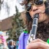 Nach vier Jahren Pause gab es am Samstag den 6. Günzer Karnevalszug. Bei fast frühlingshaftem Wetter zogen 350 Teilnehmer - von Kindergartenkindern bis hin zu den Wilden 70-ern - mit liebevoll gestalteten Kostümen und Wagen die Dorfstraße lang. Das Kinderprinzenpaar Paula I. und Timo I. haben von ihrer Burg aus den fast 4.000 Zuschauern zugewinkt. Für die musikalische Unterstützung im Zug sorgten die Westerheimer Musikanten und die Laub'ner Blasmusik.
 
Fotos: Thomas Weigert
 
 
 