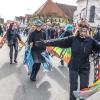 Nach vier Jahren Pause gab es am Samstag den 6. Günzer Karnevalszug. Bei fast frühlingshaftem Wetter zogen 350 Teilnehmer - von Kindergartenkindern bis hin zu den Wilden 70-ern - mit liebevoll gestalteten Kostümen und Wagen die Dorfstraße lang. Das Kinderprinzenpaar Paula I. und Timo I. haben von ihrer Burg aus den fast 4.000 Zuschauern zugewinkt. Für die musikalische Unterstützung im Zug sorgten die Westerheimer Musikanten und die Laub'ner Blasmusik.
 
Fotos: Thomas Weigert
 
 
 