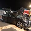 Bei einem Unfall auf der A8 am Freitag ist ein hoher Schaden entstanden. Ein Autofahrer wollte einem VW-Bus ausweichen und stieß dabei mit einem Wohnwagen zusammen.