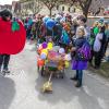 Nach vier Jahren Pause gab es am Samstag den 6. Günzer Karnevalszug. Bei fast frühlingshaftem Wetter zogen 350 Teilnehmer - von Kindergartenkindern bis hin zu den Wilden 70-ern - mit liebevoll gestalteten Kostümen und Wagen die Dorfstraße lang. Das Kinderprinzenpaar Paula I. und Timo I. haben von ihrer Burg aus den fast 4.000 Zuschauern zugewinkt. Für die musikalische Unterstützung im Zug sorgten die Westerheimer Musikanten und die Laub'ner Blasmusik.
 
Fotos: Thomas Weigert
 
 
 
