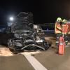 Bei einem Unfall auf der A8 am Freitag ist ein hoher Schaden entstanden. Ein Autofahrer wollte einem VW-Bus ausweichen und stieß dabei mit einem Wohnwagen zusammen.