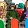 Nach vier Jahren Pause gab es am Samstag den 6. Günzer Karnevalszug. Bei fast frühlingshaftem Wetter zogen 350 Teilnehmer - von Kindergartenkindern bis hin zu den Wilden 70-ern - mit liebevoll gestalteten Kostümen und Wagen die Dorfstraße lang. Das Kinderprinzenpaar Paula I. und Timo I. haben von ihrer Burg aus den fast 4.000 Zuschauern zugewinkt. Für die musikalische Unterstützung im Zug sorgten die Westerheimer Musikanten und die Laub'ner Blasmusik.
 
Fotos: Thomas Weigert
 
 
 