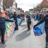 Nach vier Jahren Pause gab es am Samstag den 6. Günzer Karnevalszug. Bei fast frühlingshaftem Wetter zogen 350 Teilnehmer - von Kindergartenkindern bis hin zu den Wilden 70-ern - mit liebevoll gestalteten Kostümen und Wagen die Dorfstraße lang. Das Kinderprinzenpaar Paula I. und Timo I. haben von ihrer Burg aus den fast 4.000 Zuschauern zugewinkt. Für die musikalische Unterstützung im Zug sorgten die Westerheimer Musikanten und die Laub'ner Blasmusik.
 
Fotos: Thomas Weigert
 
 
 