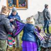 Nach vier Jahren Pause gab es am Samstag den 6. Günzer Karnevalszug. Bei fast frühlingshaftem Wetter zogen 350 Teilnehmer - von Kindergartenkindern bis hin zu den Wilden 70-ern - mit liebevoll gestalteten Kostümen und Wagen die Dorfstraße lang. Das Kinderprinzenpaar Paula I. und Timo I. haben von ihrer Burg aus den fast 4.000 Zuschauern zugewinkt. Für die musikalische Unterstützung im Zug sorgten die Westerheimer Musikanten und die Laub'ner Blasmusik.
 
Fotos: Thomas Weigert
 
 
 