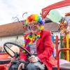 Nach vier Jahren Pause gab es am Samstag den 6. Günzer Karnevalszug. Bei fast frühlingshaftem Wetter zogen 350 Teilnehmer - von Kindergartenkindern bis hin zu den Wilden 70-ern - mit liebevoll gestalteten Kostümen und Wagen die Dorfstraße lang. Das Kinderprinzenpaar Paula I. und Timo I. haben von ihrer Burg aus den fast 4.000 Zuschauern zugewinkt. Für die musikalische Unterstützung im Zug sorgten die Westerheimer Musikanten und die Laub'ner Blasmusik.
 
Fotos: Thomas Weigert
 
 
 