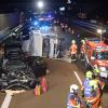 Bei einem Unfall auf der A8 am Freitag ist ein hoher Schaden entstanden. Ein Autofahrer wollte einem VW-Bus ausweichen und stieß dabei mit einem Wohnwagen zusammen.