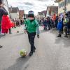 Nach vier Jahren Pause gab es am Samstag den 6. Günzer Karnevalszug. Bei fast frühlingshaftem Wetter zogen 350 Teilnehmer - von Kindergartenkindern bis hin zu den Wilden 70-ern - mit liebevoll gestalteten Kostümen und Wagen die Dorfstraße lang. Das Kinderprinzenpaar Paula I. und Timo I. haben von ihrer Burg aus den fast 4.000 Zuschauern zugewinkt. Für die musikalische Unterstützung im Zug sorgten die Westerheimer Musikanten und die Laub'ner Blasmusik.
 
Fotos: Thomas Weigert
 
 
 