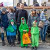 Nach vier Jahren Pause gab es am Samstag den 6. Günzer Karnevalszug. Bei fast frühlingshaftem Wetter zogen 350 Teilnehmer - von Kindergartenkindern bis hin zu den Wilden 70-ern - mit liebevoll gestalteten Kostümen und Wagen die Dorfstraße lang. Das Kinderprinzenpaar Paula I. und Timo I. haben von ihrer Burg aus den fast 4.000 Zuschauern zugewinkt. Für die musikalische Unterstützung im Zug sorgten die Westerheimer Musikanten und die Laub'ner Blasmusik.
 
Fotos: Thomas Weigert
 
 
 