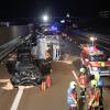 Bei einem Unfall auf der A8 am Freitag ist ein hoher Schaden entstanden. Ein Autofahrer wollte einem VW-Bus ausweichen und stieß dabei mit einem Wohnwagen zusammen.