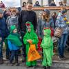 Nach vier Jahren Pause gab es am Samstag den 6. Günzer Karnevalszug. Bei fast frühlingshaftem Wetter zogen 350 Teilnehmer - von Kindergartenkindern bis hin zu den Wilden 70-ern - mit liebevoll gestalteten Kostümen und Wagen die Dorfstraße lang. Das Kinderprinzenpaar Paula I. und Timo I. haben von ihrer Burg aus den fast 4.000 Zuschauern zugewinkt. Für die musikalische Unterstützung im Zug sorgten die Westerheimer Musikanten und die Laub'ner Blasmusik.
 
Fotos: Thomas Weigert
 
 
 